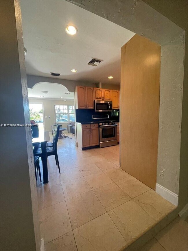 Photo - 1531 Moffett St
