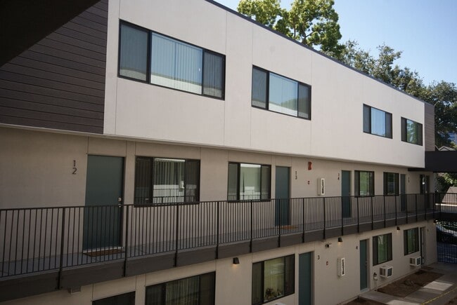 Building Photo - Fully remodeled studio apartment in gated community! Unit 04 North