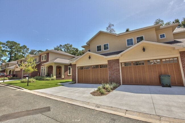 Photo - Unbelievable 3 Bedroom 3 Bathroom Upscale ...