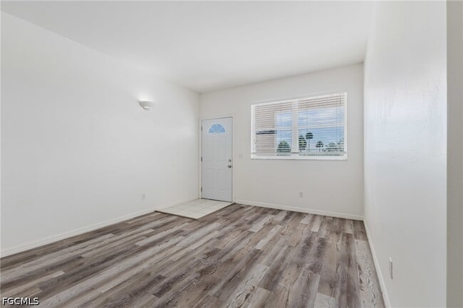 Building Photo - 5612 Rose Garden Rd Unit 204