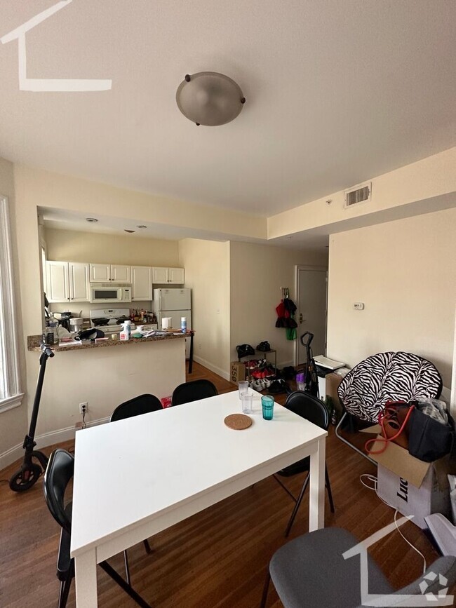 Building Photo - Top-notch and unique apartment