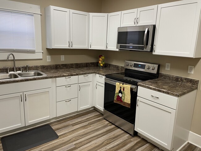 Modern stainless steel kitchen appliances - 1419 N Hamilton Ave Casa Unidad 1