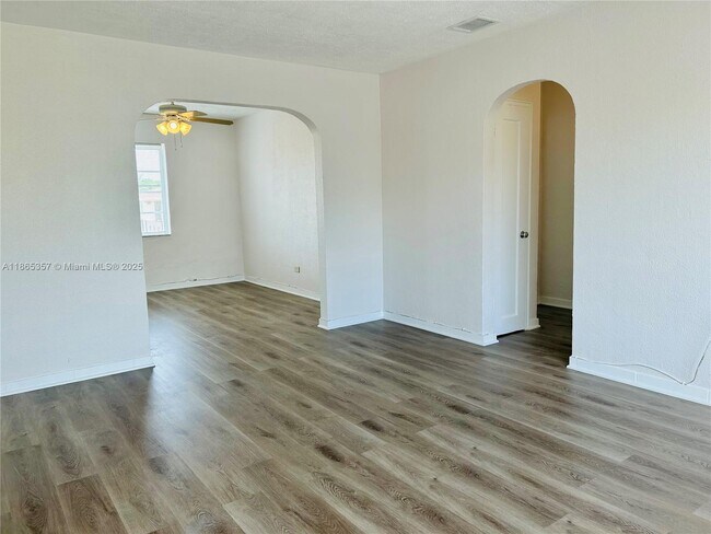 Building Photo - 1330 SW 6th St Unit 15 Rental