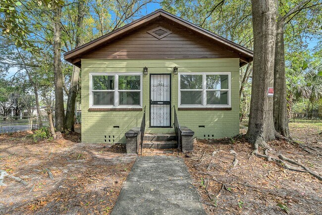 Building Photo - ***TWO WEEKS FREE*** Charming 2BR Home for Rent in Jacksonville