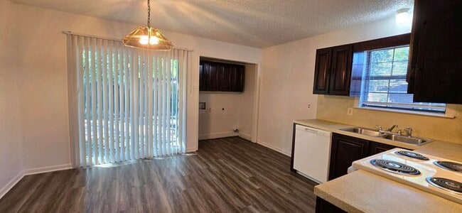 Photo - 2 Bedroom 1 Bath Close to Everything! Long...