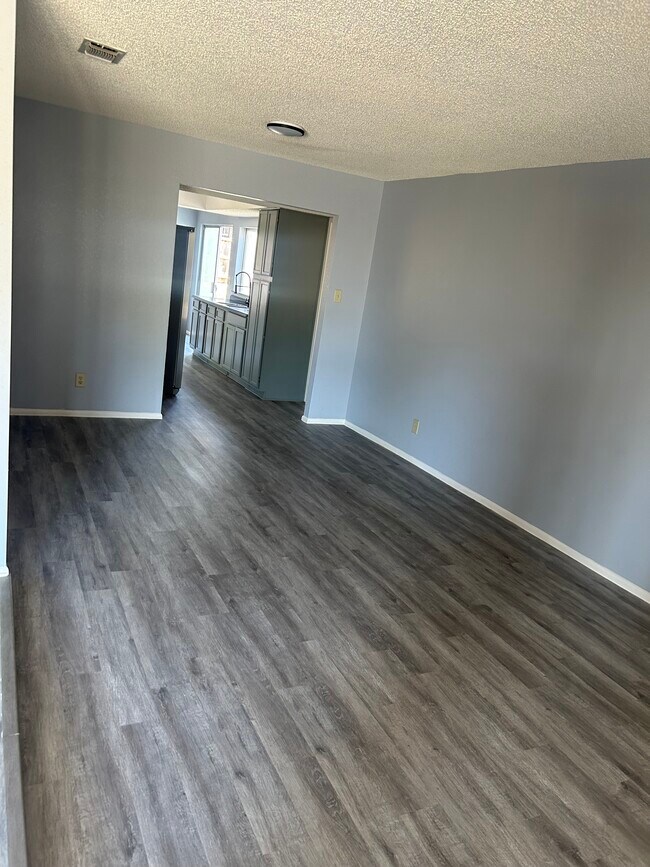 Building Photo - 1315 White Rock Dr