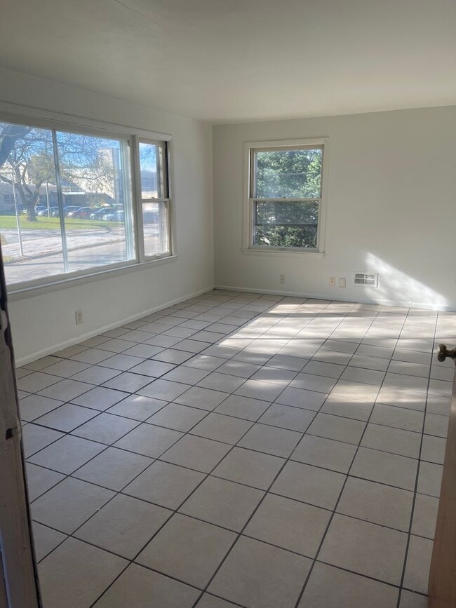 Building Photo - 6520-6522-6522 W Carmen Ave Rental