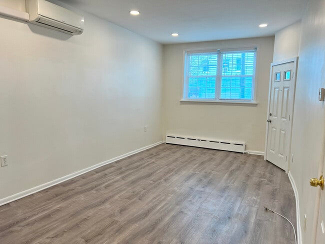 Building Photo - 2049 Snyder Ave Unit 2