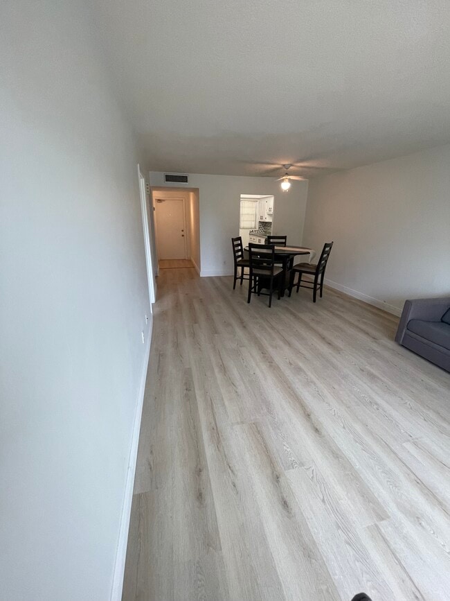 Building Photo - 2441 SW 82nd Ave Unit 204