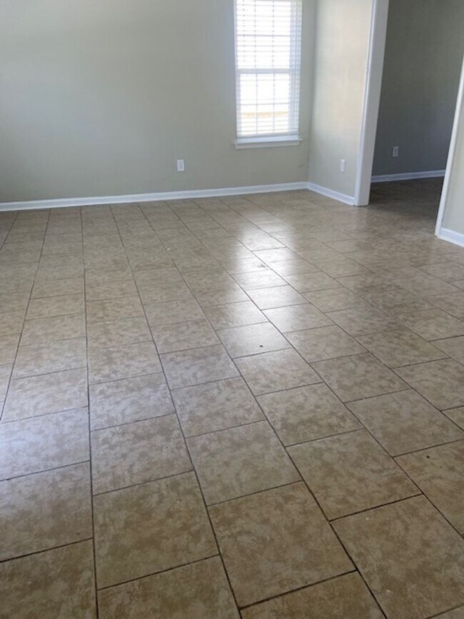 Photo - Spacious Town-home!