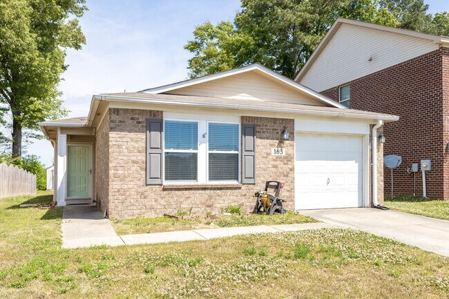 Building Photo - Beautifully kept home!