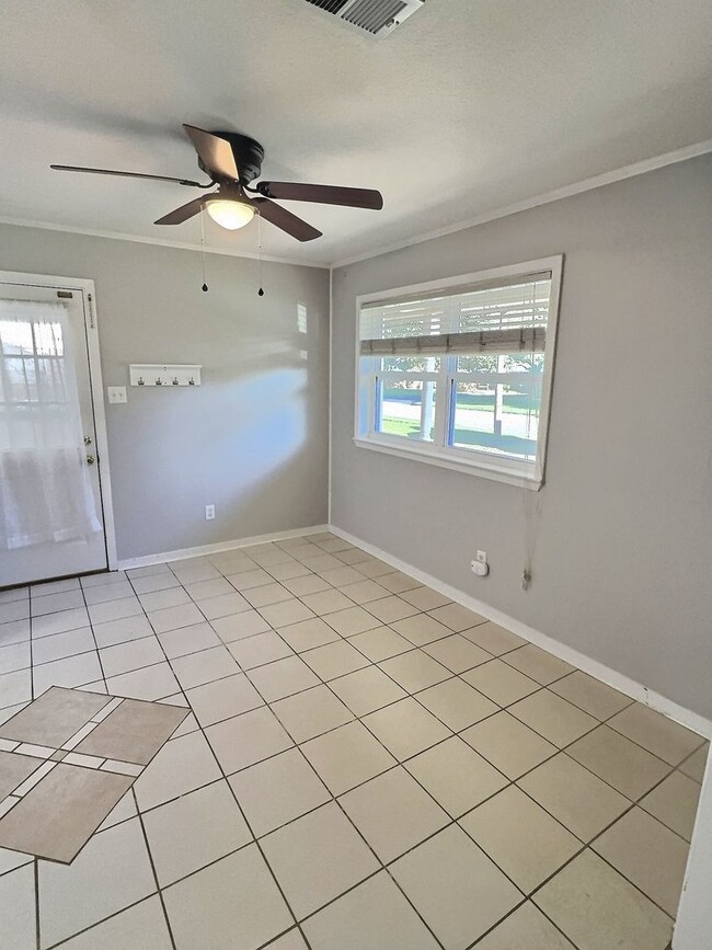 Photo - 302 Hunter Dr