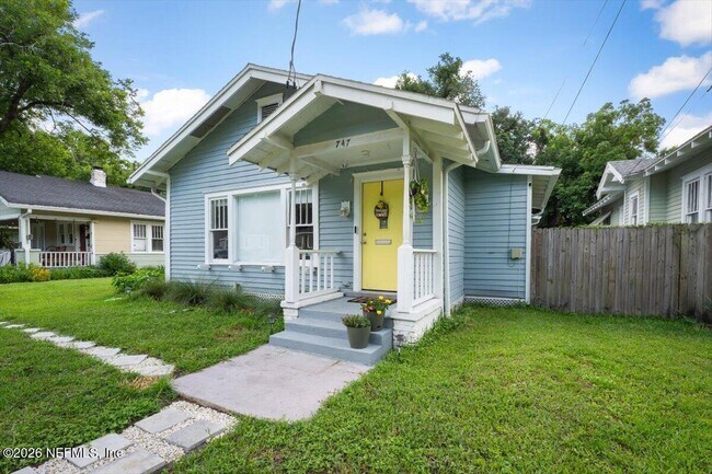 Photo - 747 West St
