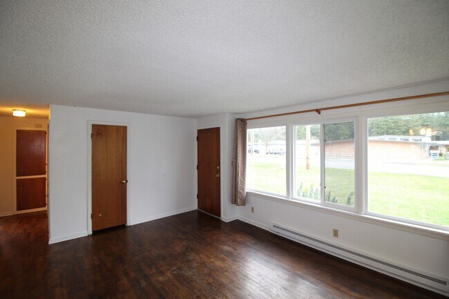 Photo - 2 Bed 1 Bath - Excellent Condition - Pet Friendly - Large Fenced Yard