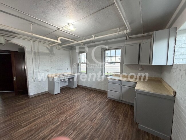 Photo - 210-148 Walnut-