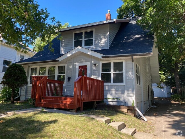 Building Photo - 4 Bedroom 2 Bathroom 2 Stall Detached Garage Rental