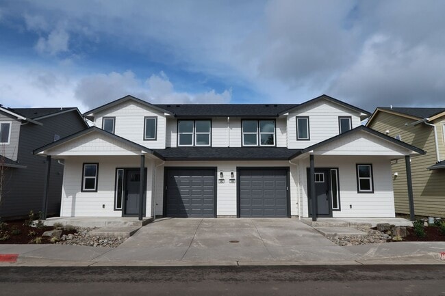 Building Photo - Seven Oaks Luxury Duplexes - New, Light, Bright, and Spacious!!