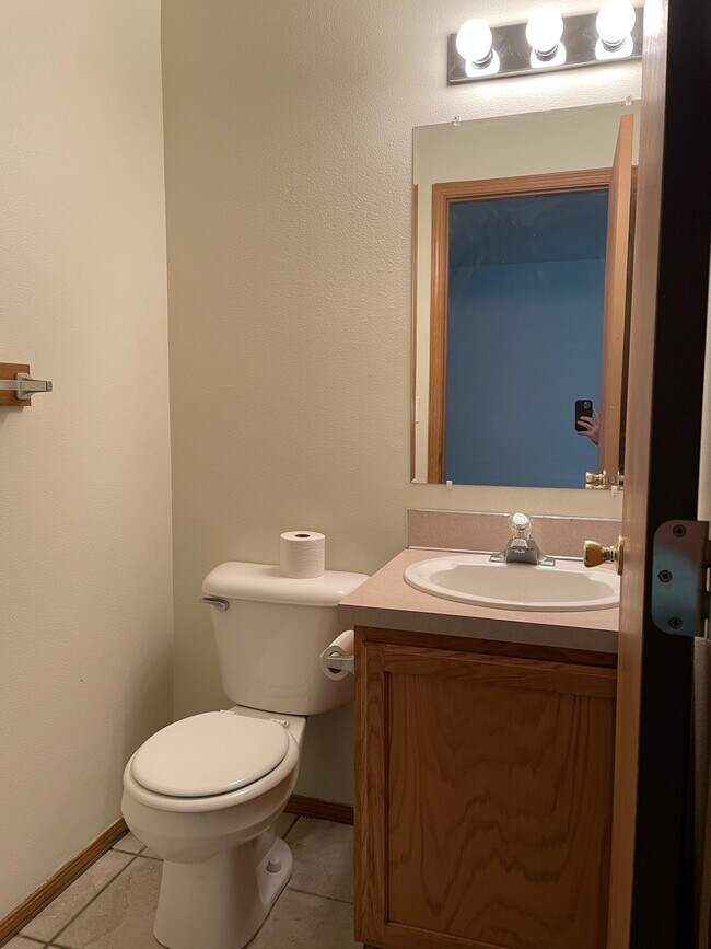 Downstairs 1/2 Bath - 3600 Fairbanks Ave Unit 3600