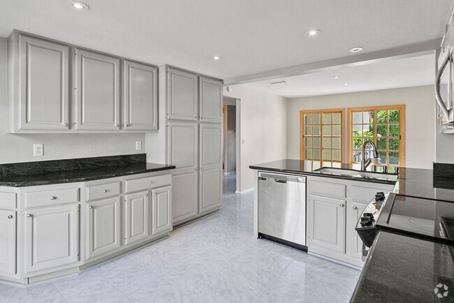Building Photo - Spacious Huntington Beach Townhome