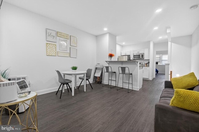 Building Photo - 3138 W Allegheny Ave Unit B