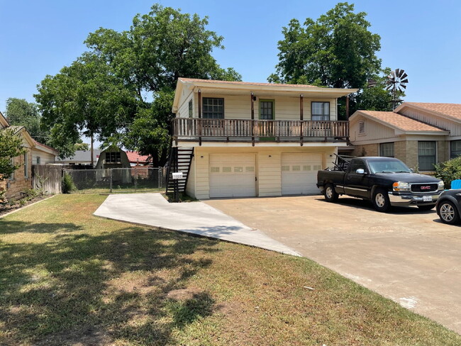 1 bedroom above garage in Tech Terrace - 1 bedroom above garage in Tech Terrace Apartment