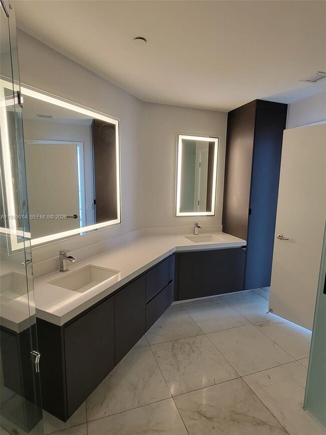 Photo - 851 NE 1st Ave Unidad 1806