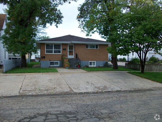 Building Photo - 303 4th Ave NW Unit #3 Rental