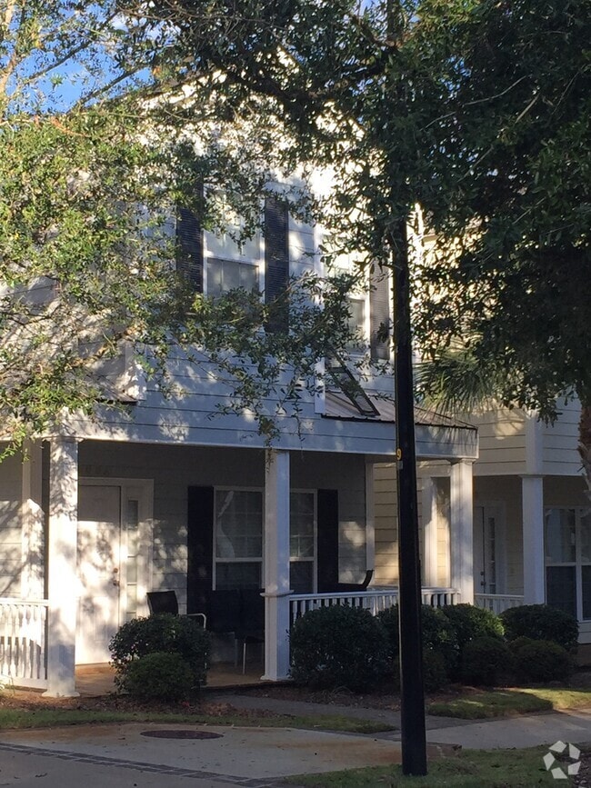 Building Photo - AVAILABLE JULY (NO PETS PERMITTED) Rental