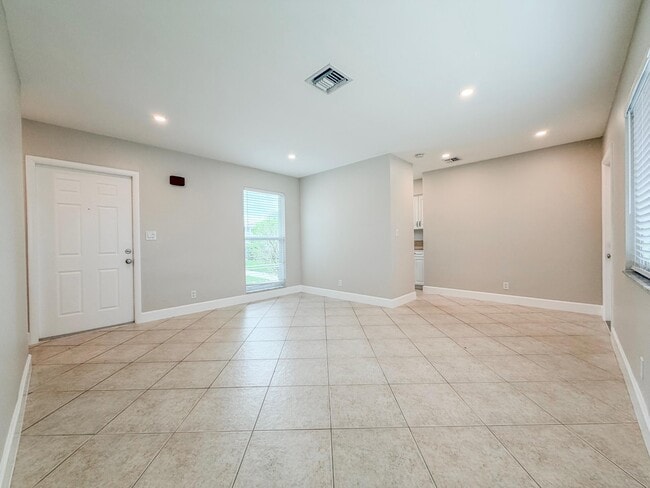 Photo - 541 NE 44th St