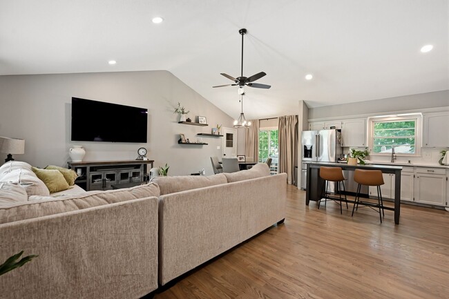 Photo - 205 SW Craigmont Dr