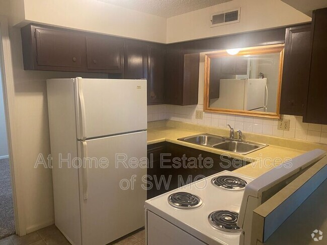 Building Photo - 808 E Walnut St Unit Apt #1