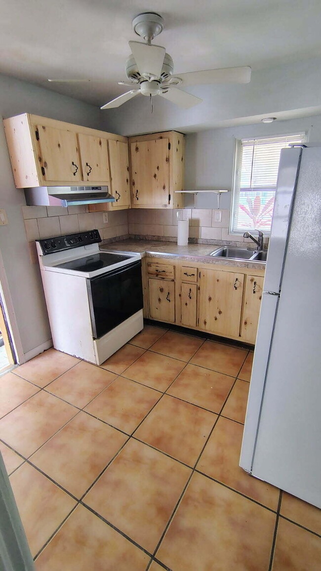 Photo - 1231 N F St