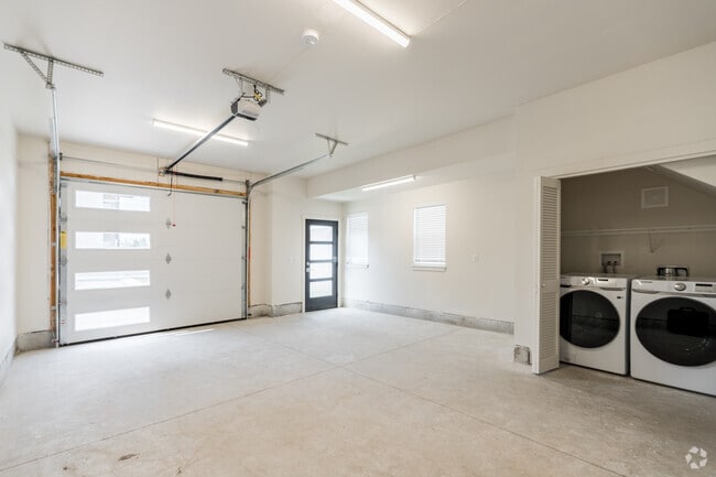 2BR, 2BA - 1250SF - Garage