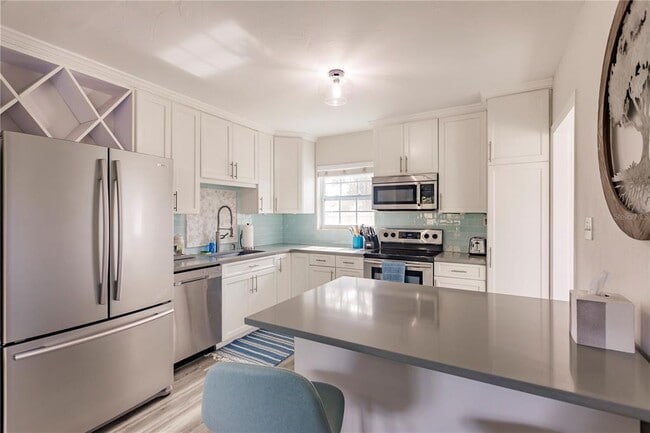 Photo - 688 Constance Rd