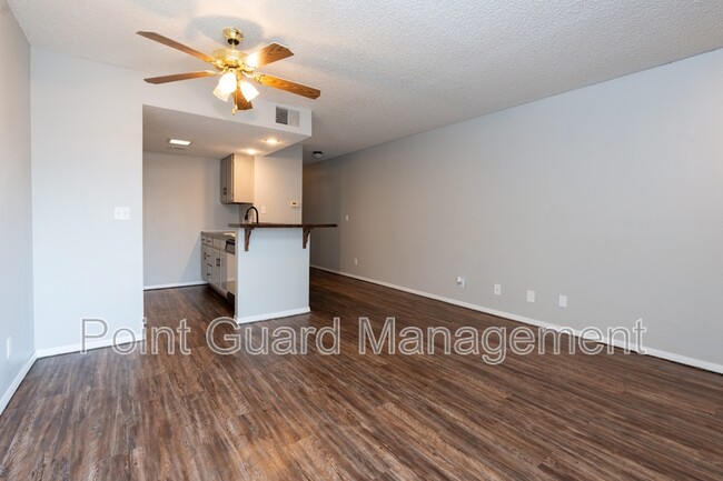 Photo - 900 N Waco Ave Condo