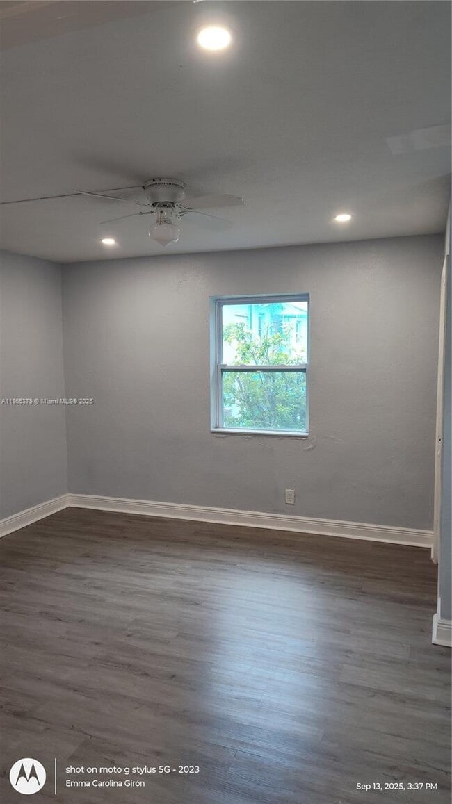 Photo - 849 W 2nd St