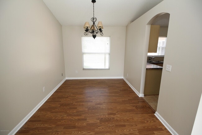 Photo - 737 Kempten St NW