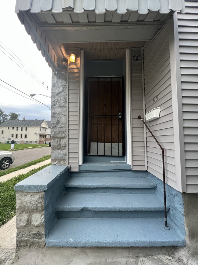 Front Entrance - 60 Sidney St House Unit 1st floor