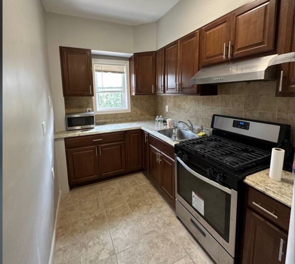 Photo - 22-17 Steinway St