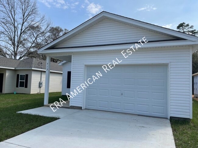 Photo - 713 Robinson Ave E
