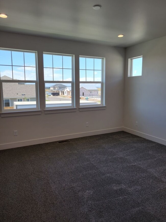 Photo - 3 Bed 2.5 Bath with double attached garage in Belgrade