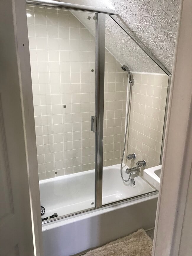 2nd full bath - 4333 Eileen Dr Unit 2