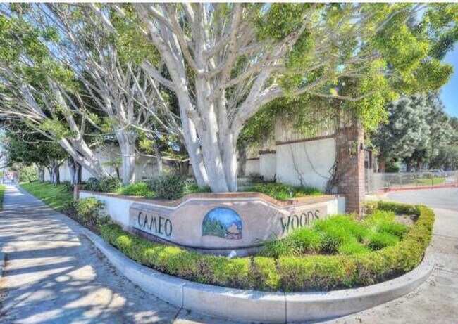 La hermosa entrada justo al lado de La Cienega - 5876 Bowcroft St Unidad 2