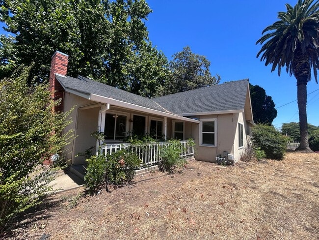 Building Photo - 3bd 1ba