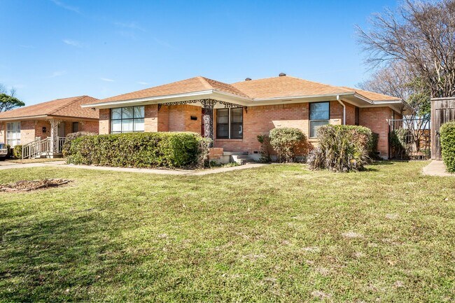 Photo - 3-bedroom, 2-bath home with 2-car garage in Casa View