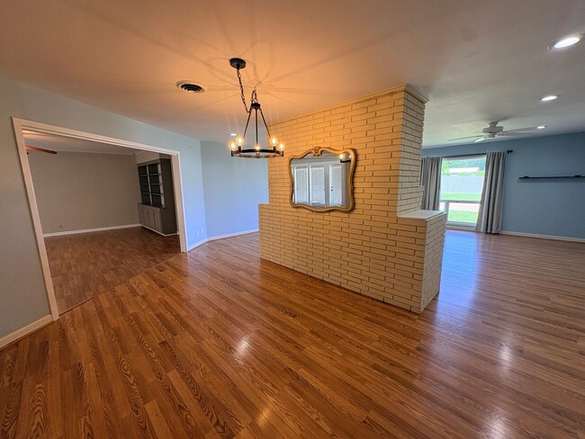 Photo - 901 Fair Oaks Ln