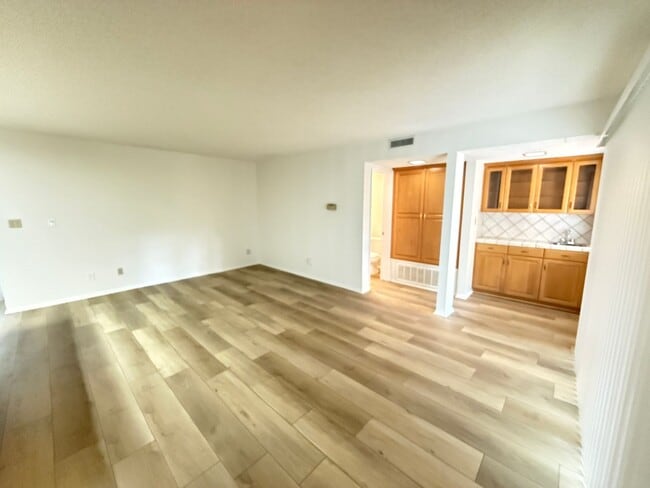 Photo - 3 Bedroom Condo for Rent in Chatsworth.