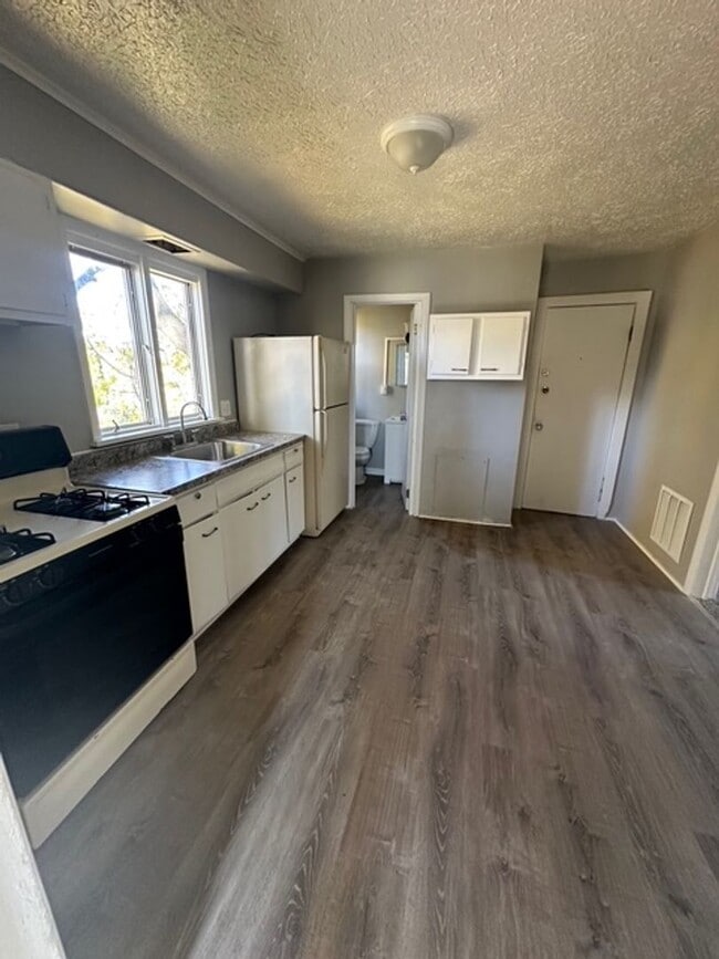 Building Photo - 104-104.5-1045 Bernard St Unit 104.5 Bernard-Apt 3