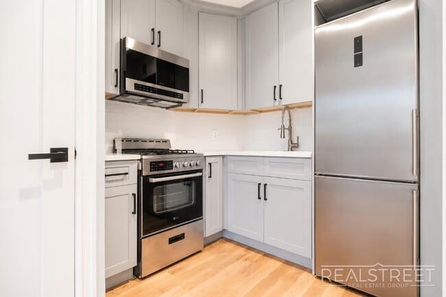 Building Photo - 1Bed + office Bed in BedStuy