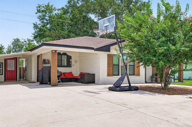 Photo - 1005 Avenue D